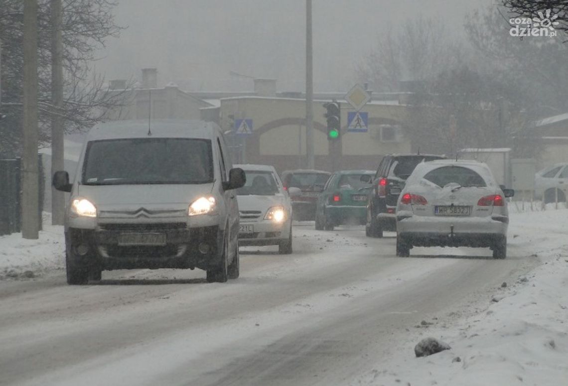Białe jezdnie i chodniki