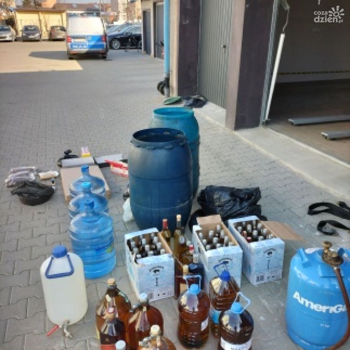 Białobrzegi. Nielegalna broń, alkohol i papierosy