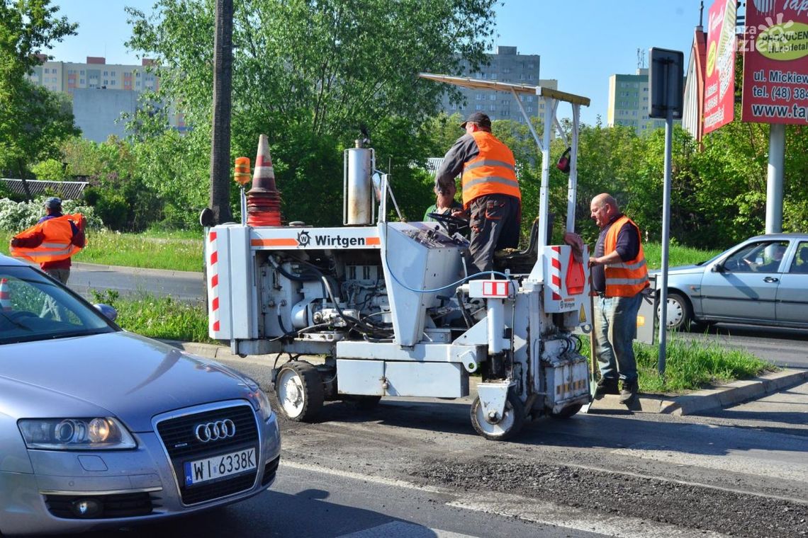 BIAŁOBRZEGI: Odbudują zniszczoną drogę BIAŁOBRZEGI: Odbudują zniszczoną drogę