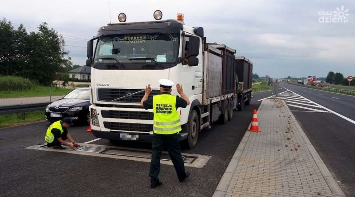 Białobrzegi. Przeładowane pojazdy na ekspresowej „siódemce” Białobrzegi. Przeładowane pojazdy na ekspresowej „siódemce”