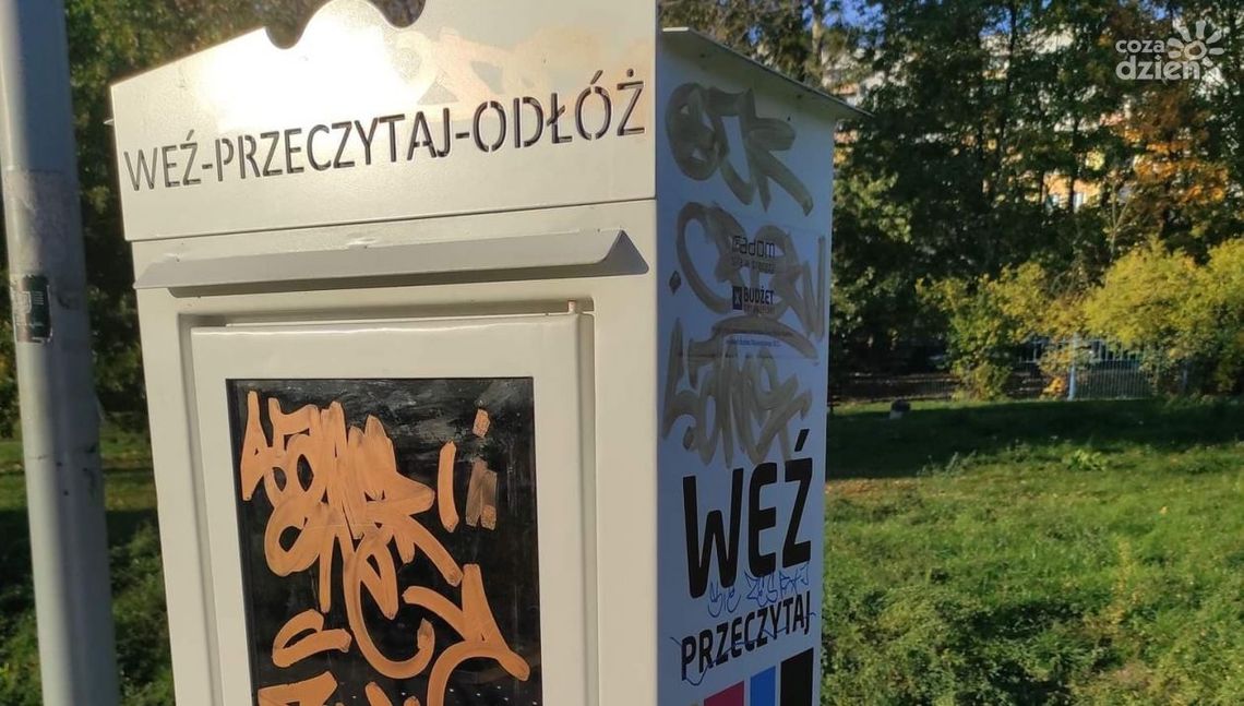 Biblioteczki plenerowe ponownie zniszczone