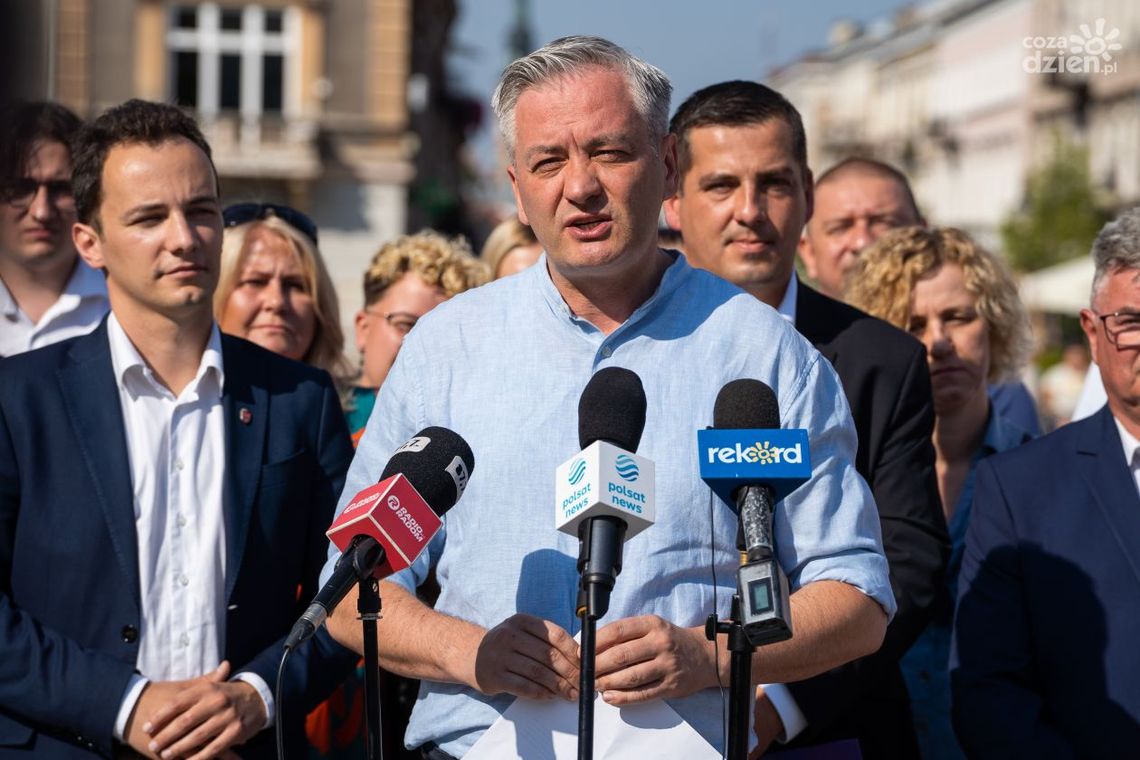 Biedroń: Polskie wizy można było kupować jak sałatę na straganie Biedroń: Polskie wizy można było kupować jak sałatę na straganie