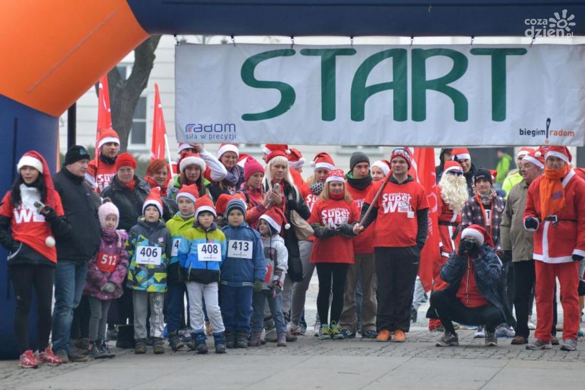 Biegacze zostali Mikołajami