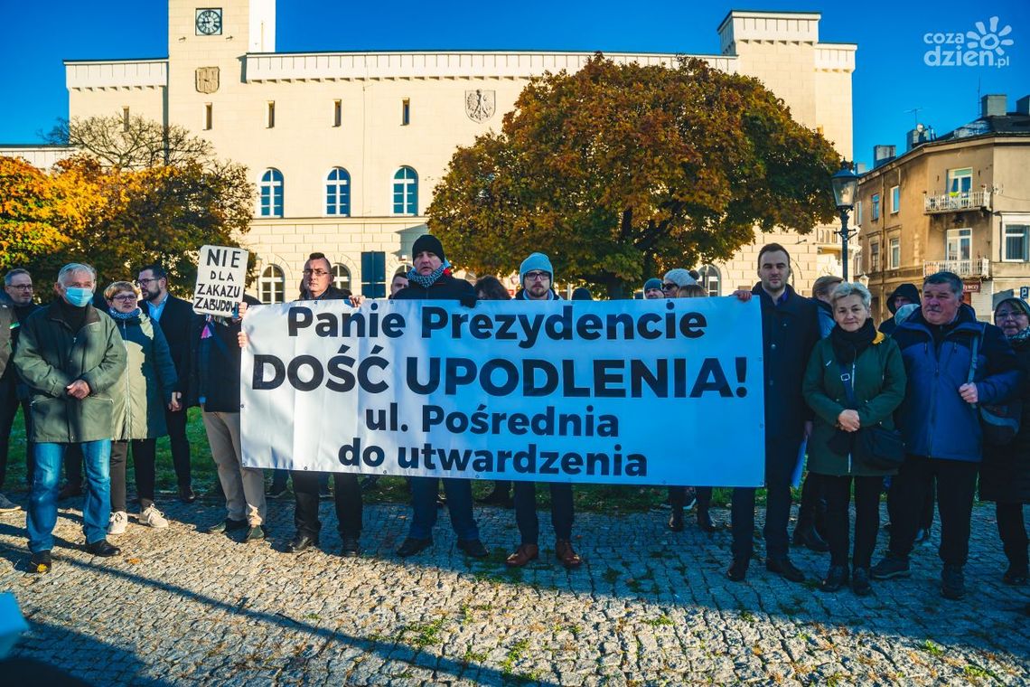 Blokowisko, a droga jak na wsi