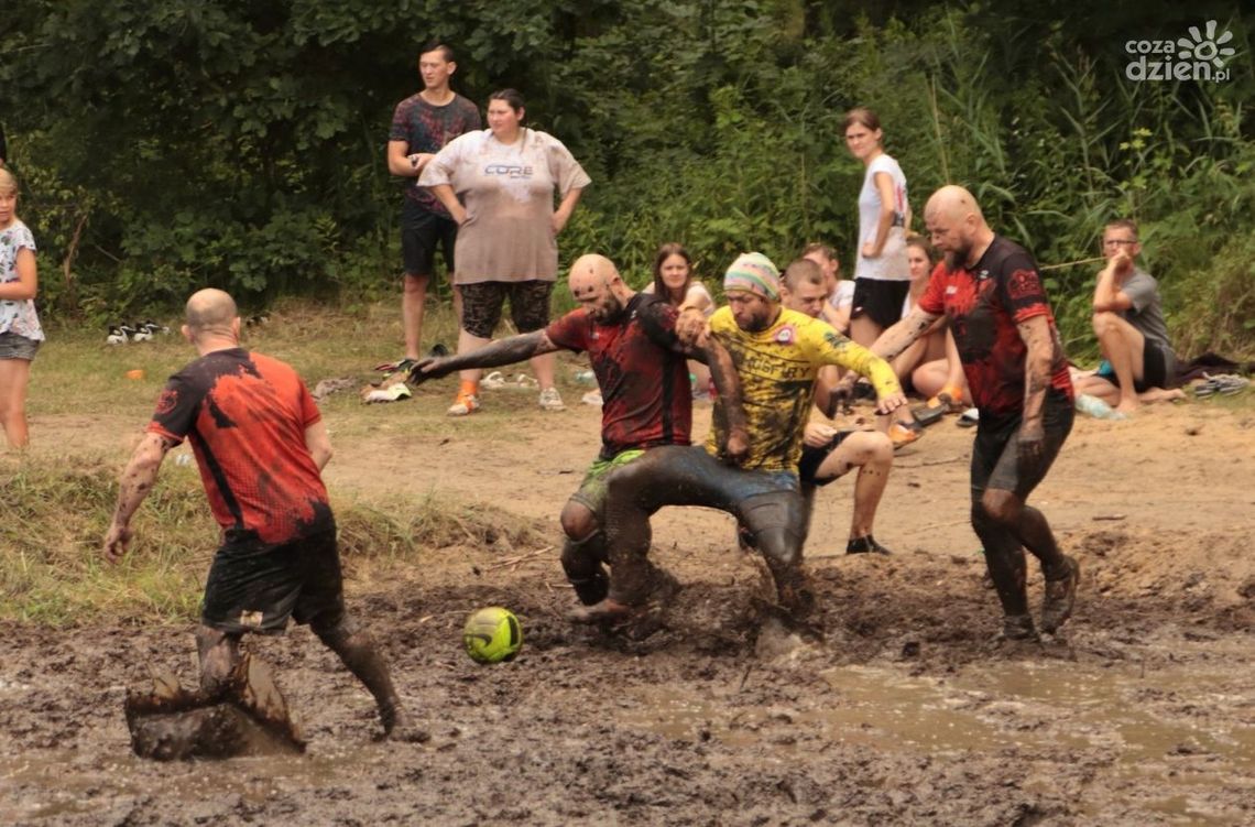 Błotne zmagania piłkarskie w Tomczycach Błotne zmagania piłkarskie w Tomczycach