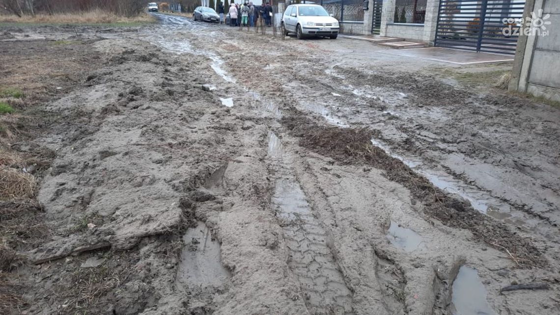 Błotnisty tor przeszkód Błotnisty tor przeszkód