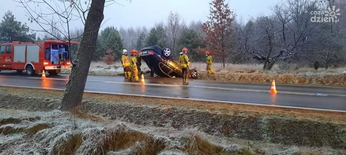 BMW dachowało, podróżujący autem uciekli