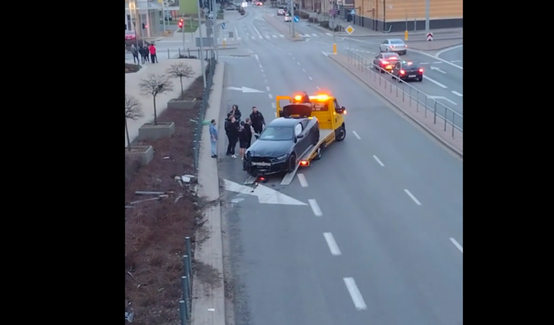 BMW wjechało w słup. Kto kierował? 