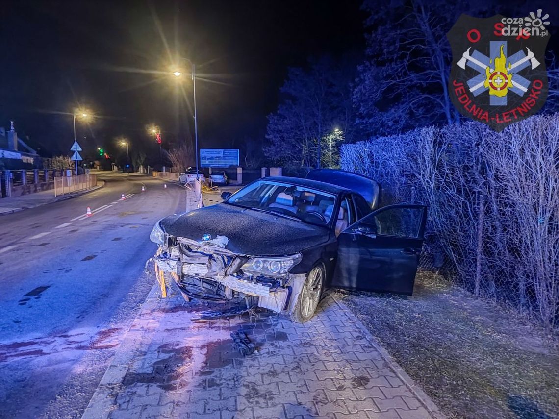 BMW wypadło z drogi w Jedlni-Letnisku BMW wypadło z drogi w Jedlni-Letnisku