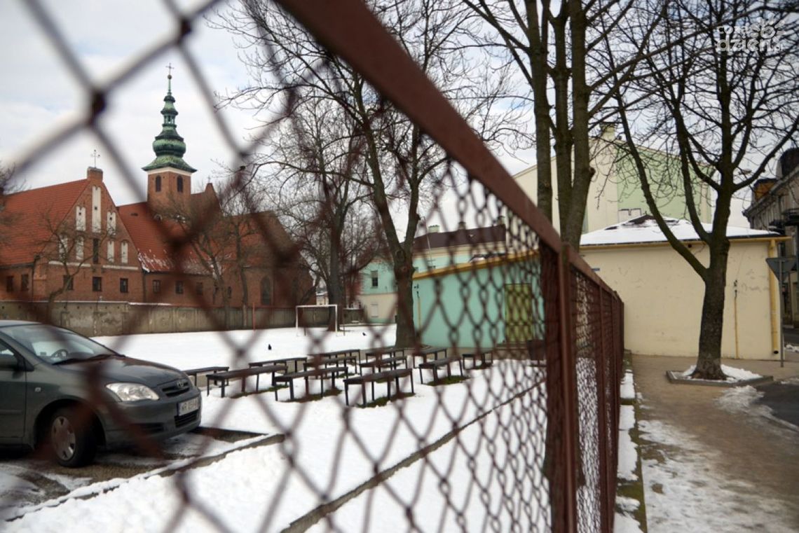 Boisko przy I LO? Tak, ale później i drożej