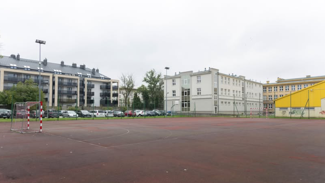 Boisko przy „Kochanowskim” czeka modernizacja – nowe wyposażenie, nawierzchnia i oświetlenie