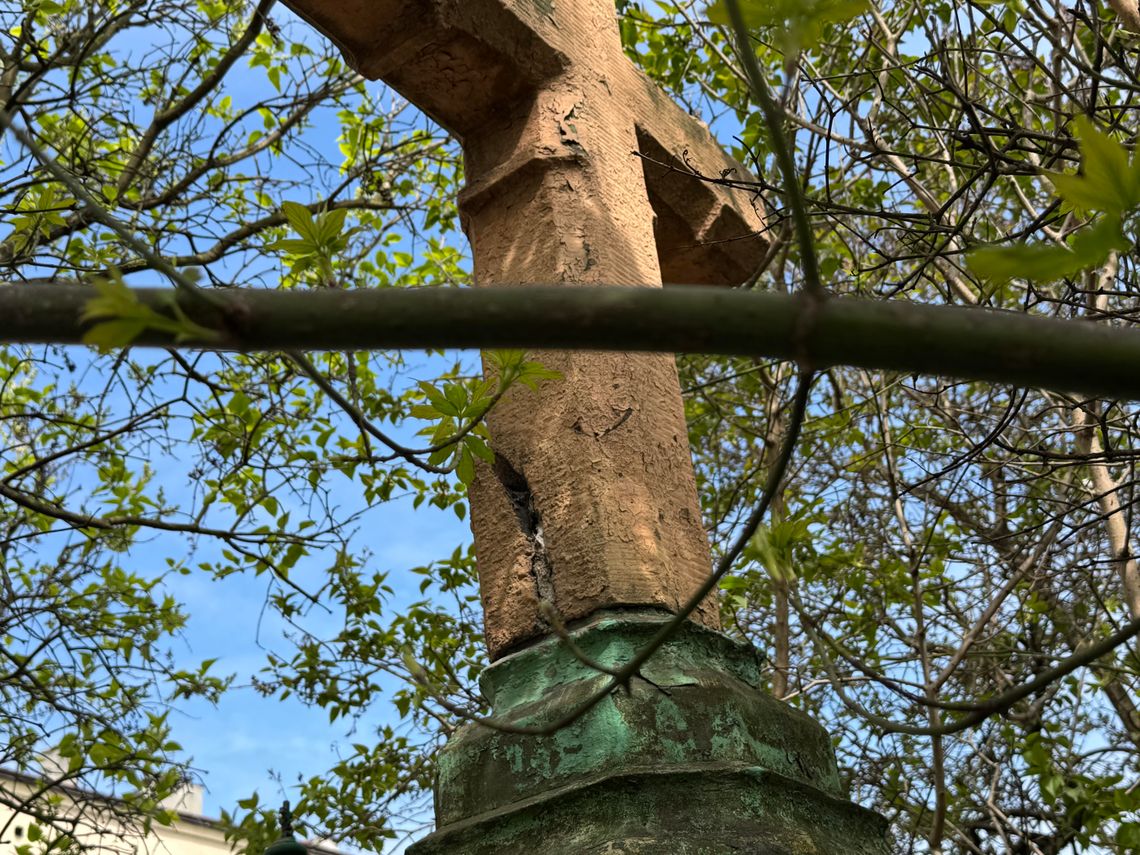 Kapliczka przy Limanowskiego straszy mieszkańców. „Boję się, że coś spadnie mi na głowę”