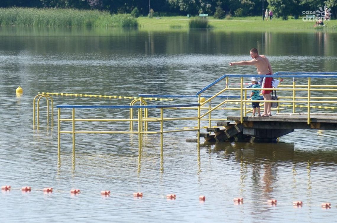 Brak wyobraźni? Pijani bawili się na zalanych pomostach