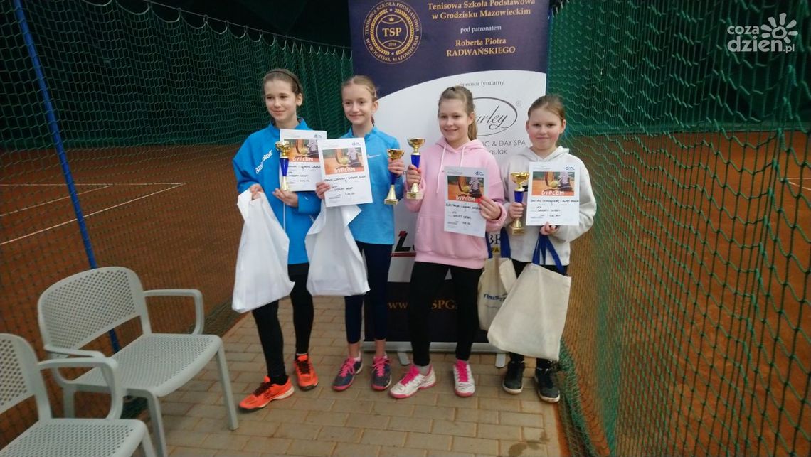 Brąz i złoto młodej tenisistki Brąz i złoto młodej tenisistki