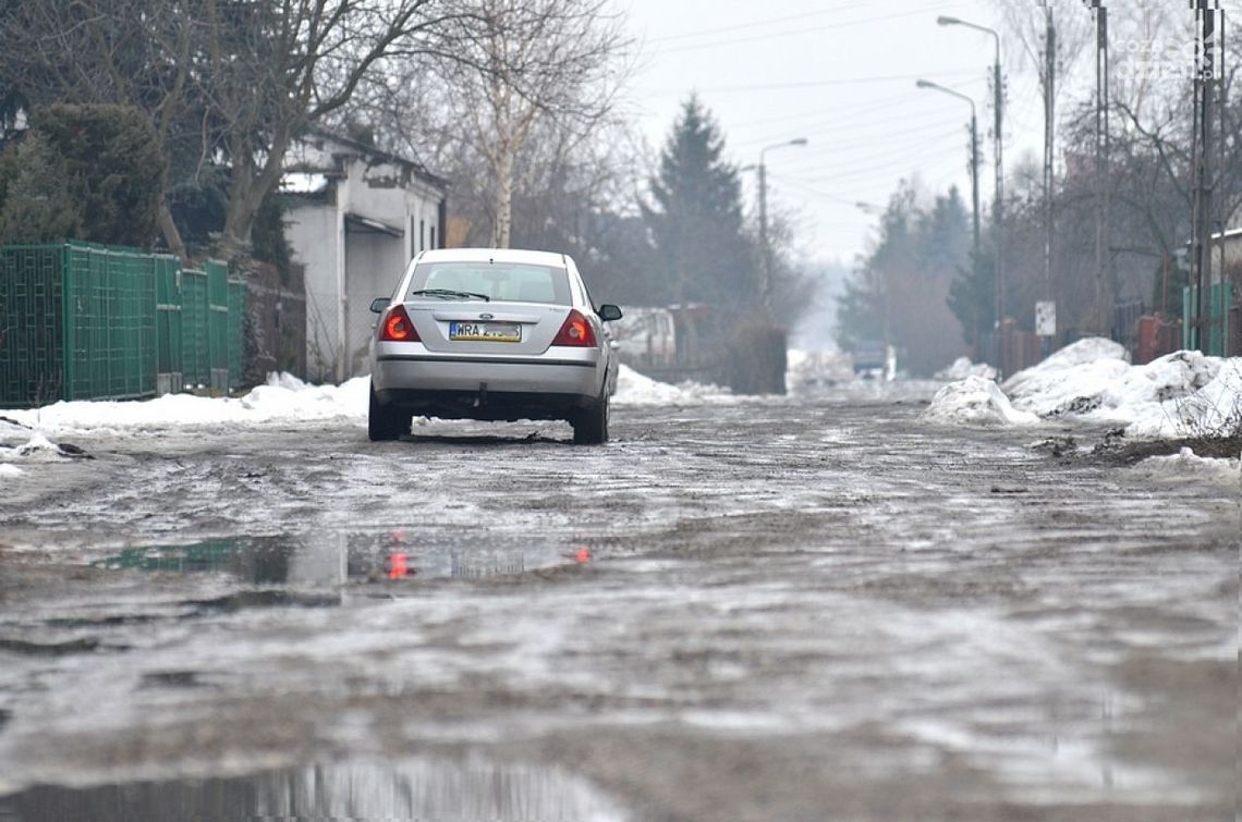 Brną w błocie po kostki. Tak wygląda droga do domów!
