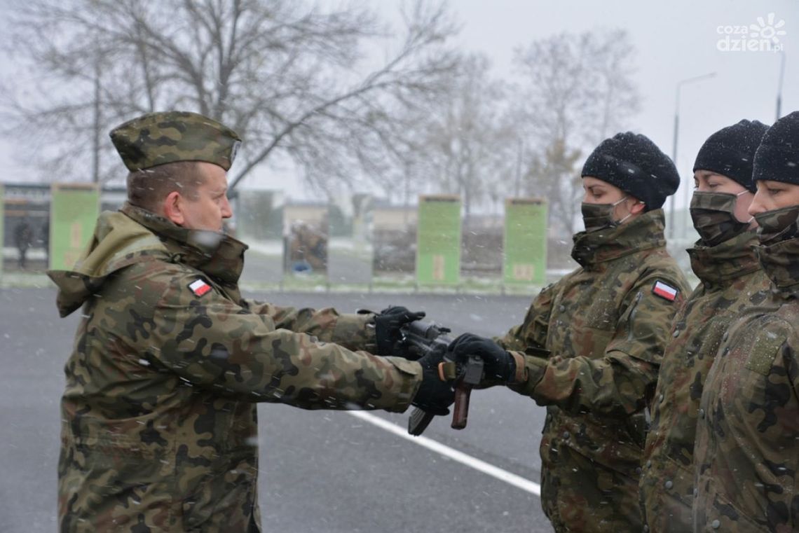 Broń dla służby przygotowawczej w 42 BLSz. Kobiety zdominowały skład I. turnusu