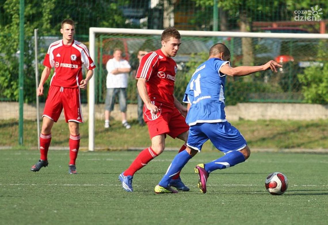 Broń grała z Zawiszą Rzgów (ZAPIS RELACJI LIVE) Broń grała z Zawiszą Rzgów (ZAPIS RELACJI LIVE)