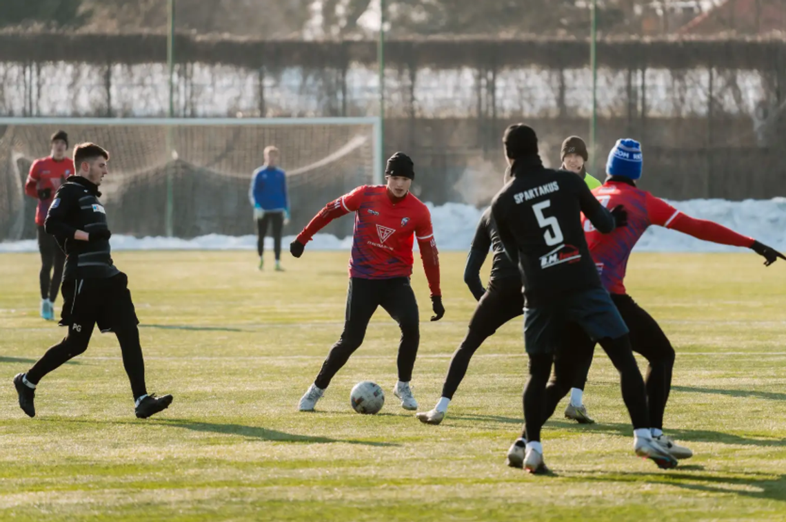 Broń ma za sobą osiem sparingów. Teraz czas na ligę