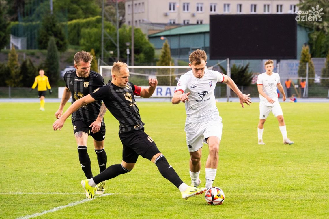 Broń Radom remisuje z liderem, a Pilica Białobrzegi przegrywa w rozgrywkach III ligi Broń Radom remisuje z liderem, a Pilica Białobrzegi przegrywa w rozgrywkach III ligi