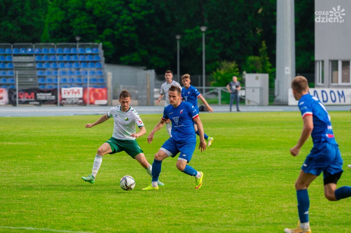 Broń Radom straciła gola i wygraną w ostatniej akcji meczu. Jeszcze musi walczyć Broń Radom straciła gola i wygraną w ostatniej akcji meczu. Jeszcze musi walczyć