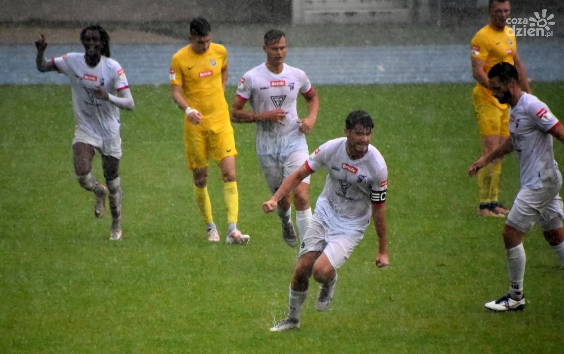 Broń Radom wygrała z Victorią Sulejówek. Mecz przerwany na niemal dwie godziny! Broń Radom wygrała z Victorią Sulejówek. Mecz przerwany na niemal dwie godziny!