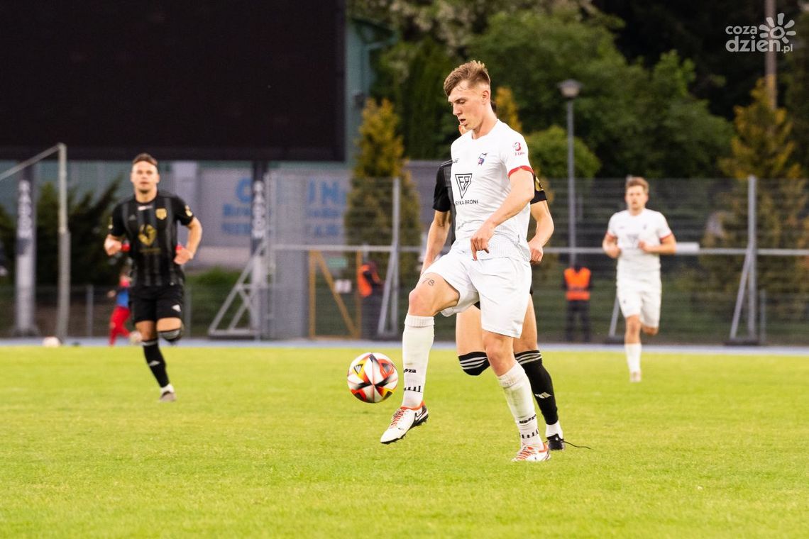 Broń Radom zremisowała z Sokołem Aleksandrów Łódzki na inaugurację Betclic 3. Ligi Broń Radom zremisowała z Sokołem Aleksandrów Łódzki na inaugurację Betclic 3. Ligi