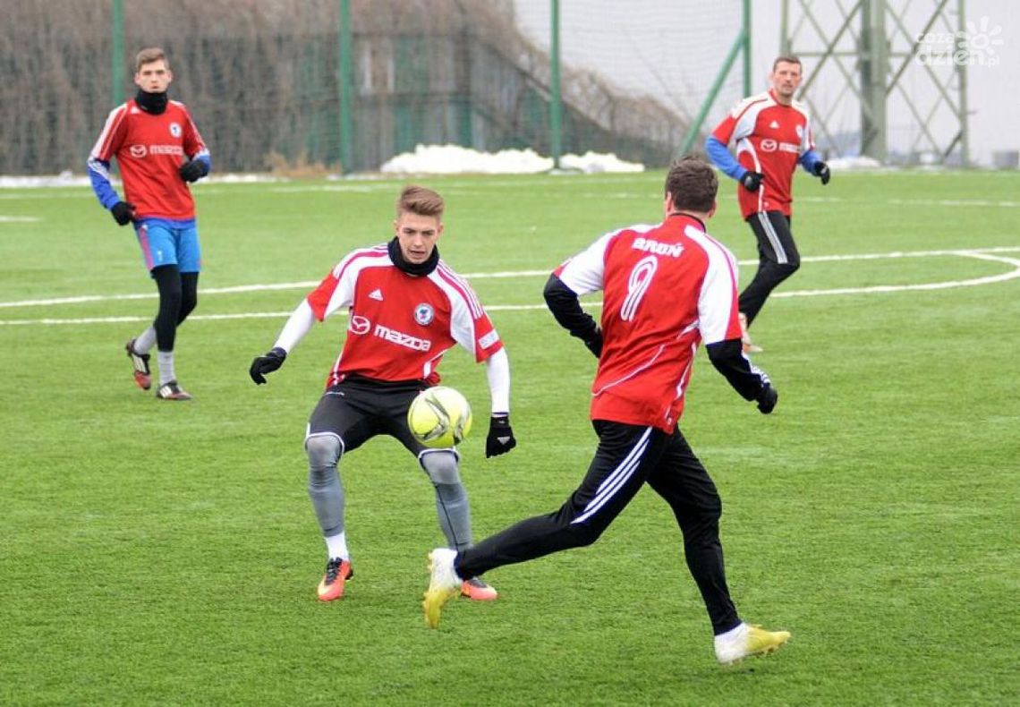 Broń rezygnuje z testowanych piłkarzy i zamyka skład