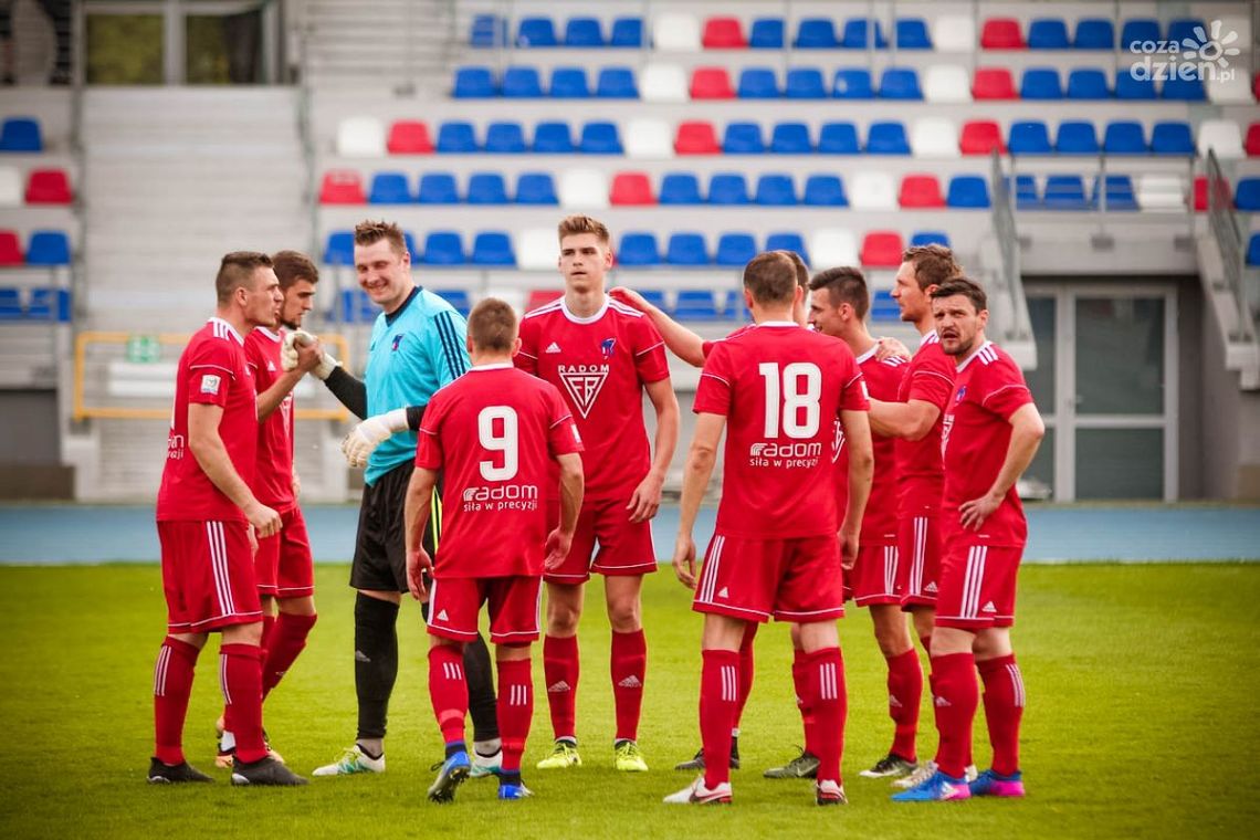 Broń wygrała derby i została wiceliderem