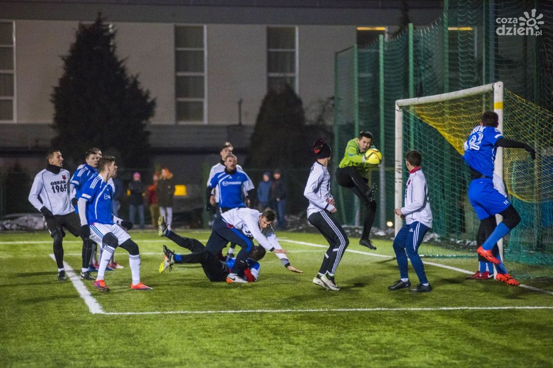 Broń wygrała z Oskarem, debiut Okachiego