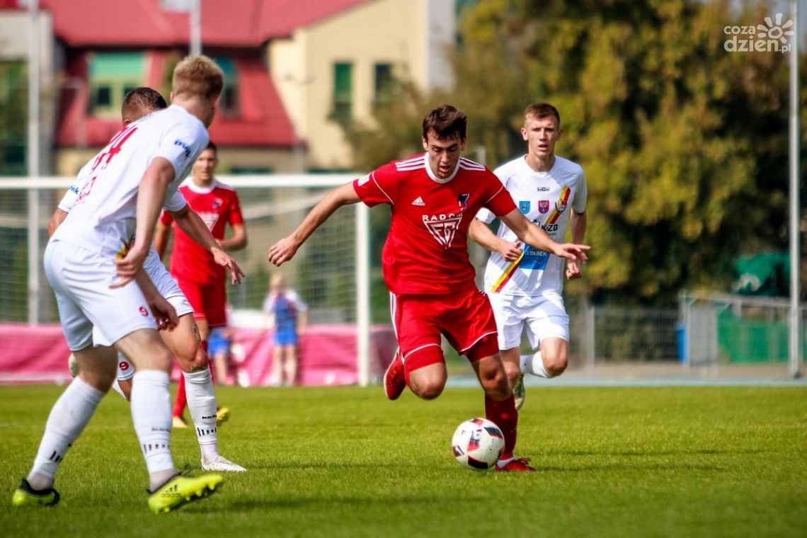 Broń zremisowała z liderem