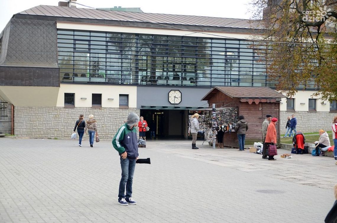 Budki pod dworcem stoją nielegalnie