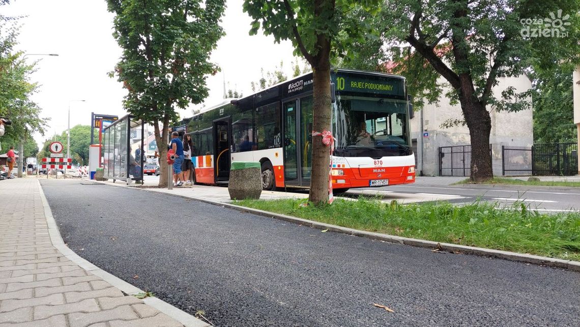 Budowa ścieżki rowerowej. Przesunięty przystanek Budowa ścieżki rowerowej. Przesunięty przystanek
