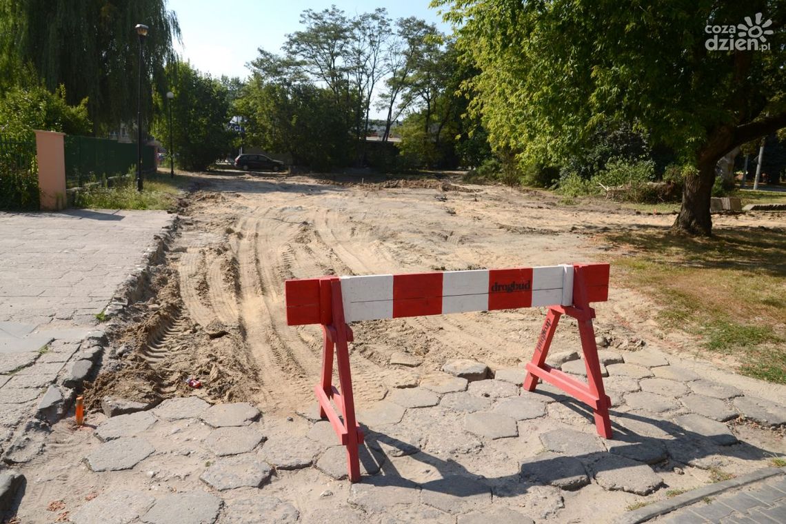 Budują parking przed podstawówką na ulicy Miłej