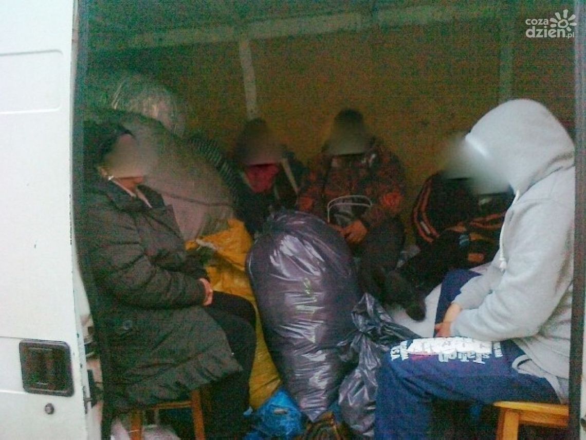 Bułgar przewoził pięć osób na pace