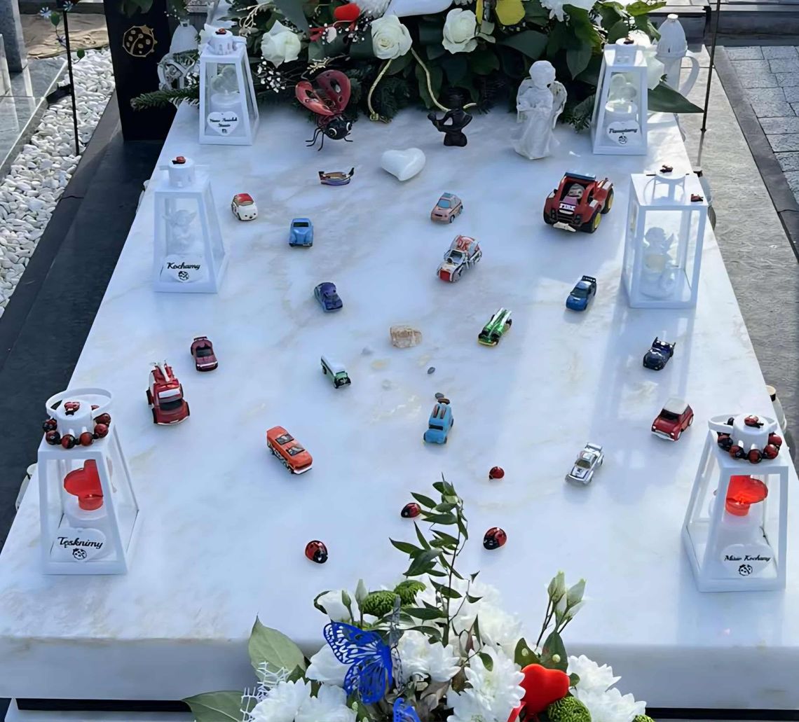 Bulwersująca kradzież na cmentarzu w Radomiu! Rodzice zmarłego dziecka apelują, trwa dochodzenie Bulwersująca kradzież na cmentarzu w Radomiu! Rodzice zmarłego dziecka apelują, trwa dochodzenie