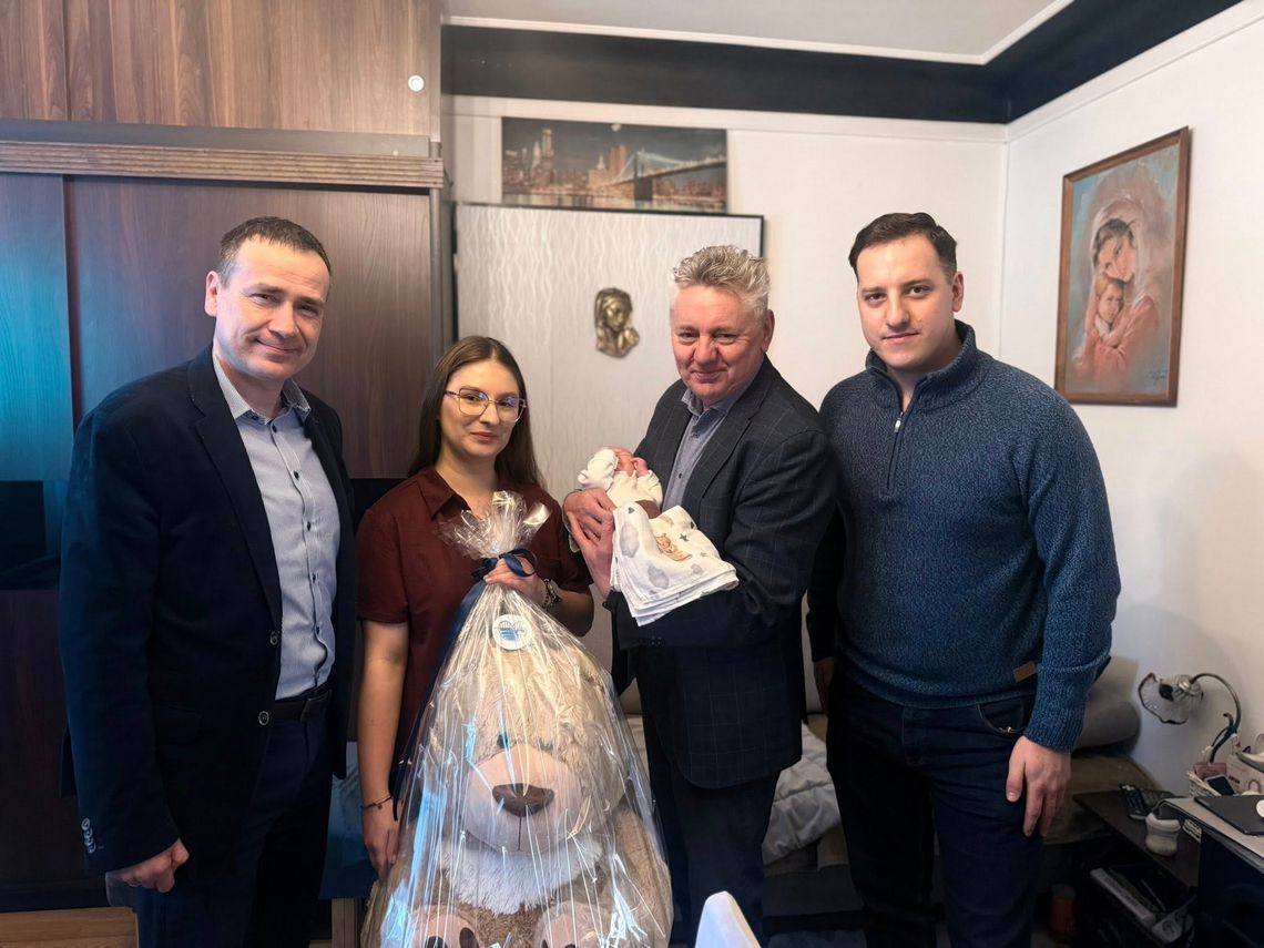 Burmistrz Białobrzegów powitał pierwszego urodzonego w 2026 roku mieszkańca gminy