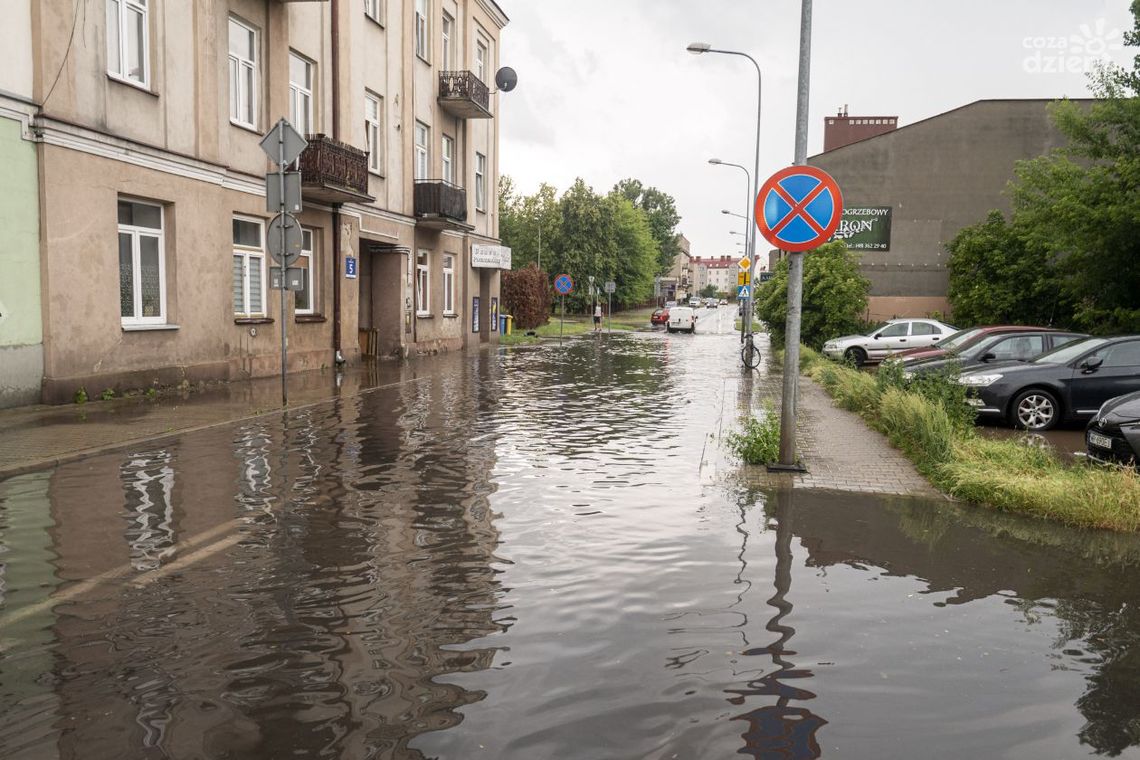 Burze i deszcz. Możliwe przerwy w dostawie prądu Burze i deszcz. Możliwe przerwy w dostawie prądu