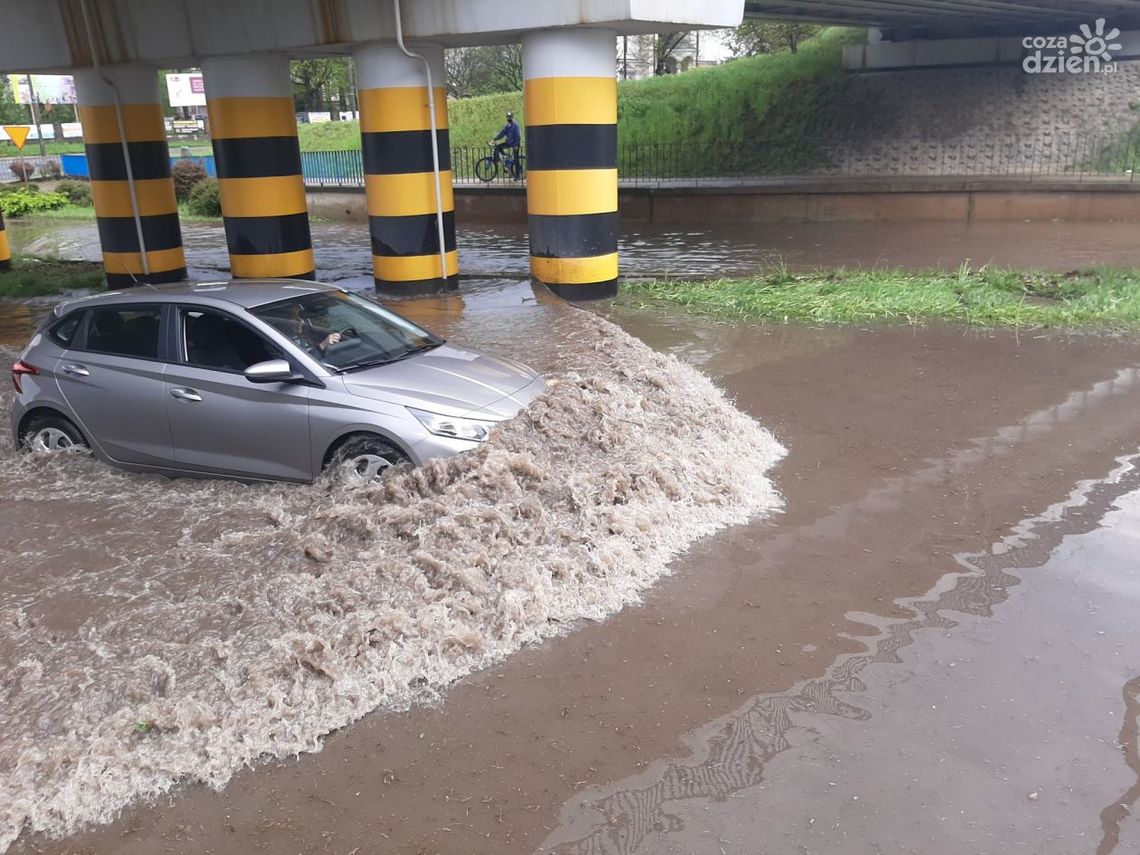 Burze nad powiatem radomskim. W Pionkach zalało ulice pod wiaduktem