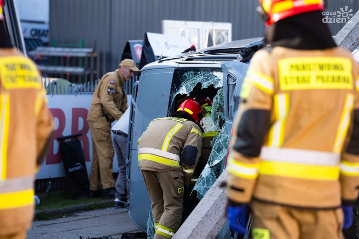 Bus uderzył w słup. Pasażerowie w szpitalu Bus uderzył w słup. Pasażerowie w szpitalu