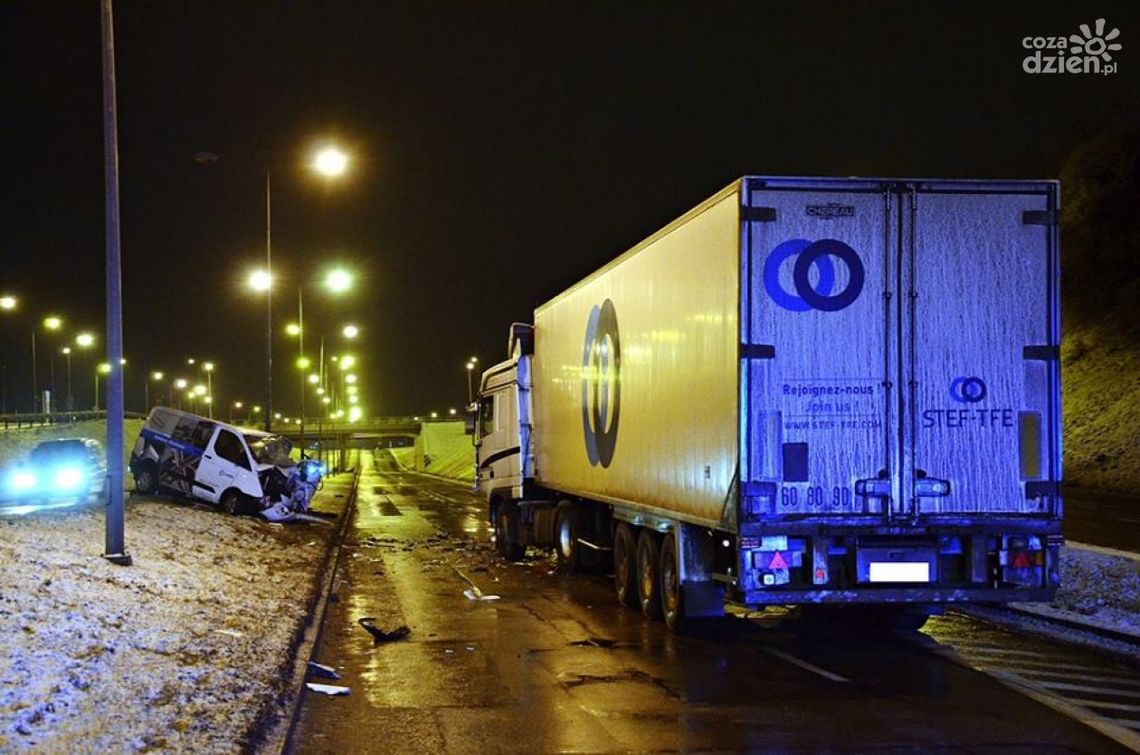 Bus wjechał pod TIR-a. Śmiertelny wypadek na Wojska Polskiego! [AKTUALIZACJA]