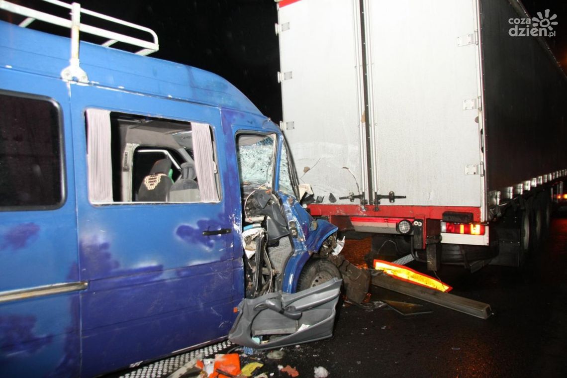 Bus wjechał w ciężarówkę na „7”