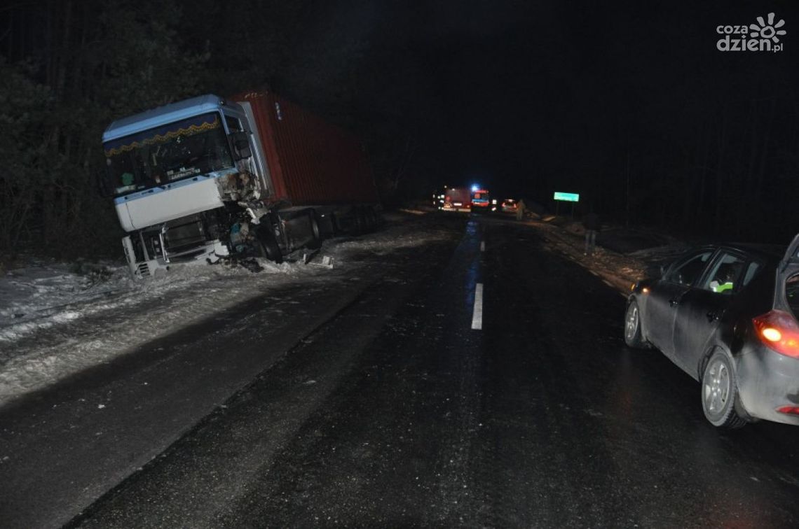 Bus zderzył się czołowo z tirem. Jedna osoba nie żyje