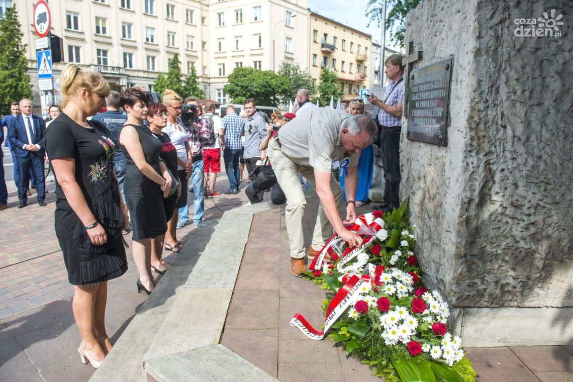 Była premier złożyła kwiaty Była premier złożyła kwiaty