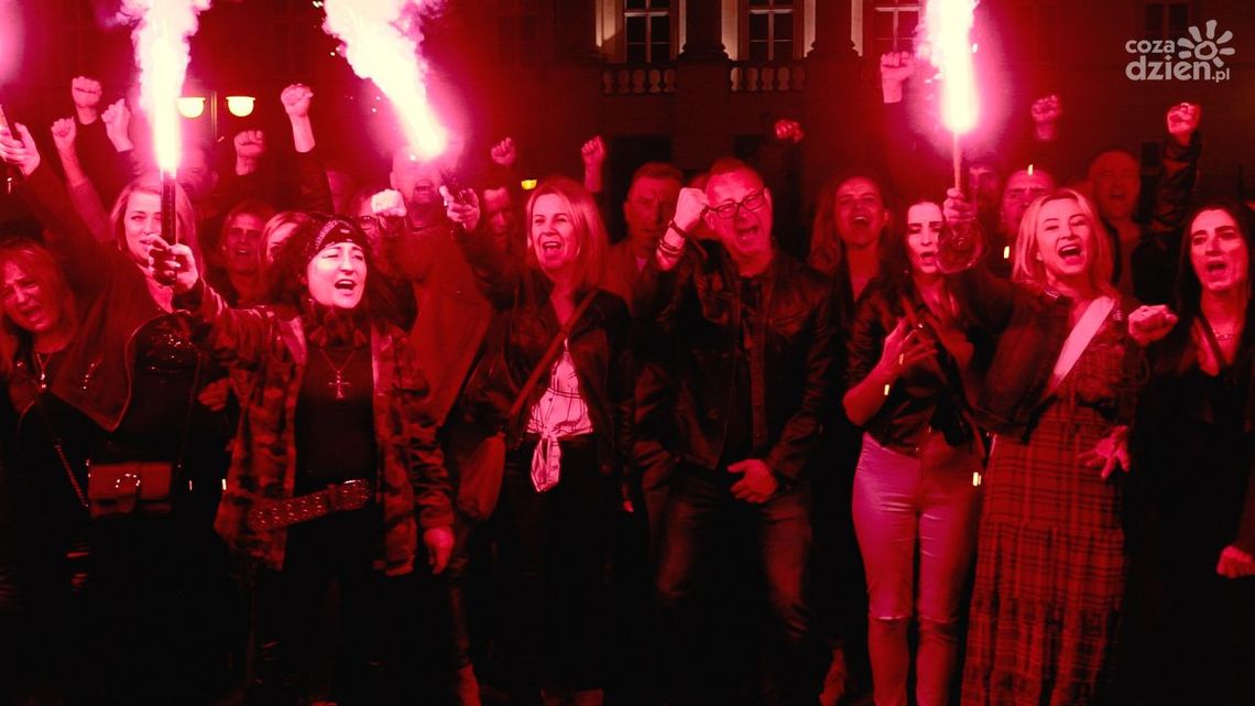 "Byle razem" - wspólny utwór radomskich muzyków. Upamiętnia wydarzenia Radomskiego Czerwca '76