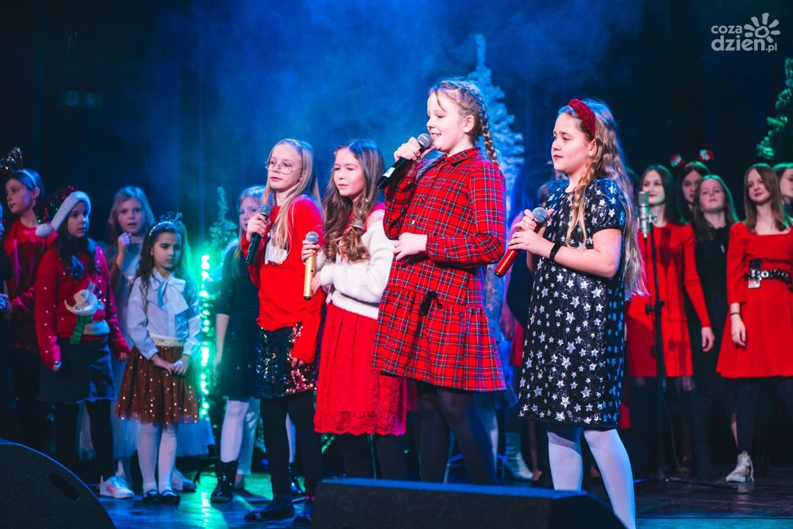 Było czuć ducha świąt. Tak kolęduje Radomska Szkoła Rock'a Było czuć ducha świąt. Tak kolęduje Radomska Szkoła Rock'a