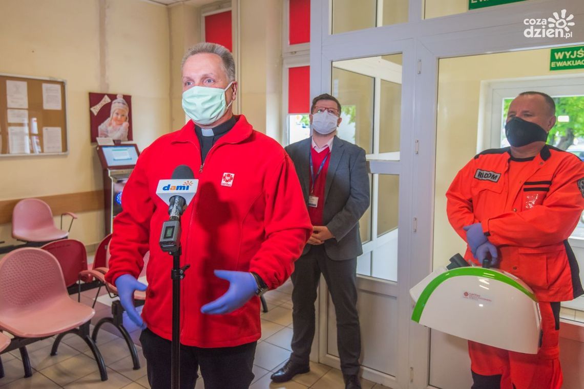 Caritas przekazał fumigator ratownikom medycznym Caritas przekazał fumigator ratownikom medycznym