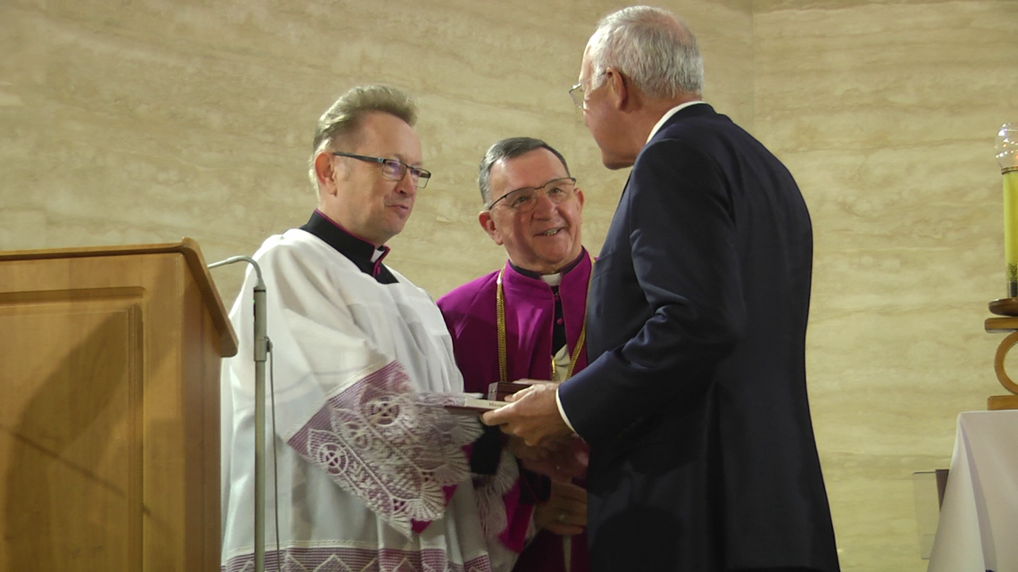 Carl Anderson z Medalem Miłosierdzia