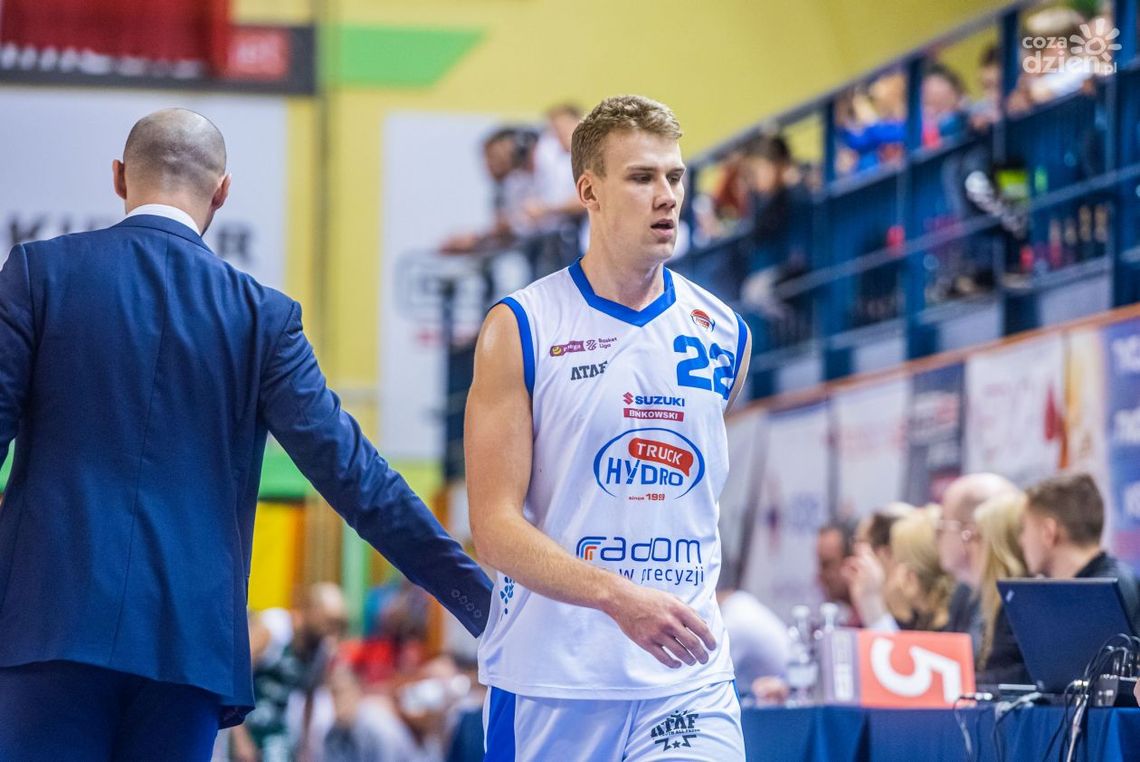 Carl Lindbom zagra w reprezentacji Finlandii. Zawodnik HydroTrucku zmierzy się z Serbią oraz Szwajcarią.