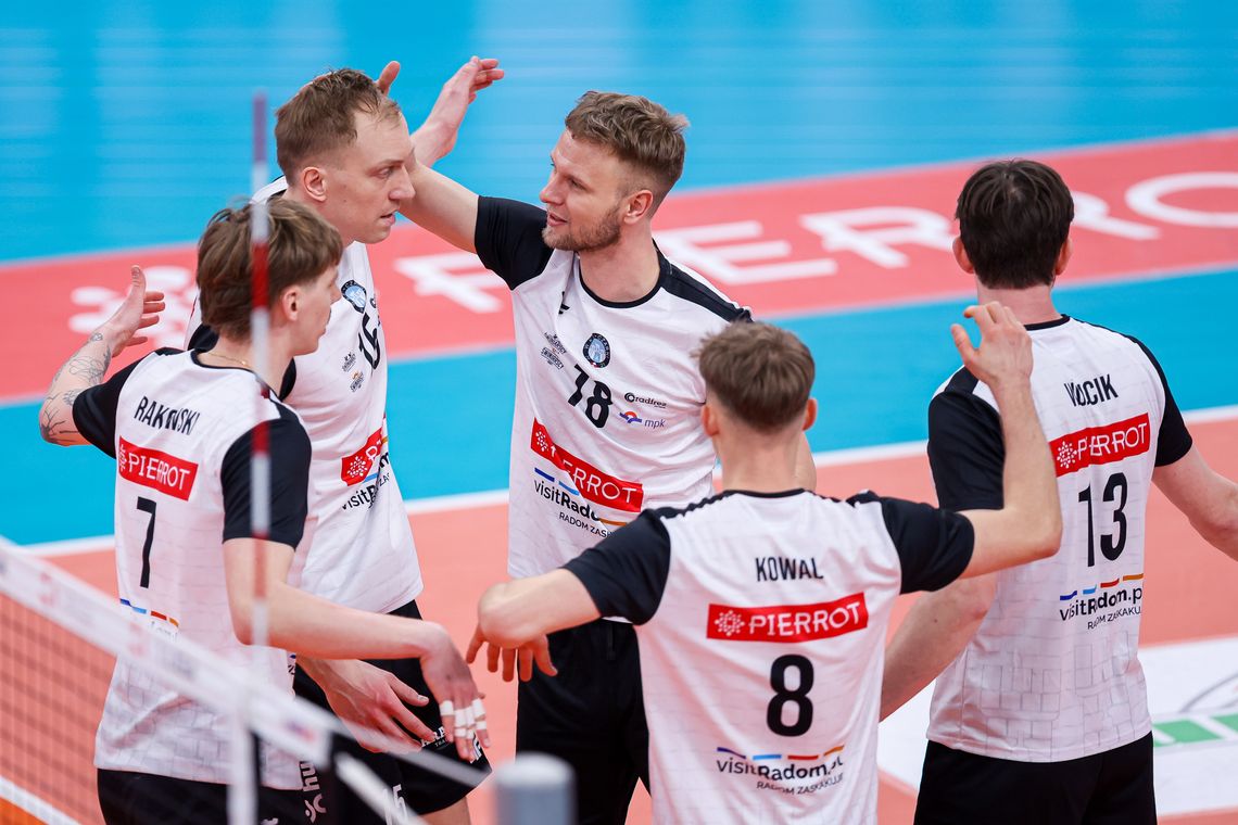 Cenny triumf i trzy punkty Pierrota Czarnych Radom w Nowej Soli