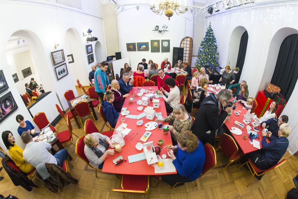 Charytatywne malowanie bombek Charytatywne malowanie bombek